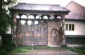 Ein typisches Holztor